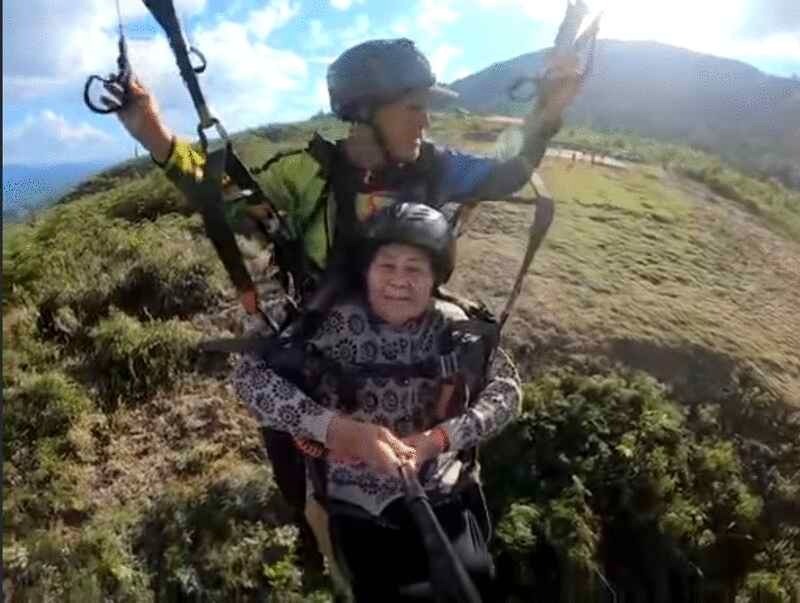【視頻】鼓勵女兒女婿滑翔傘 87歲老婦勇當“空中飛人”